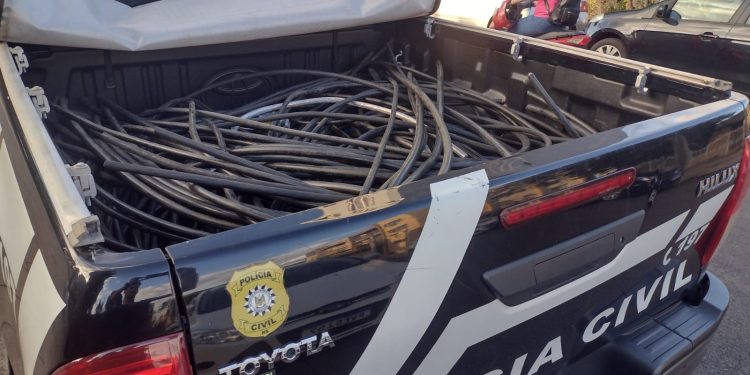 Quatro homens são presos pelo furto de cabos em postes e uma tonelada de fios é localizada pela polícia em Erechim