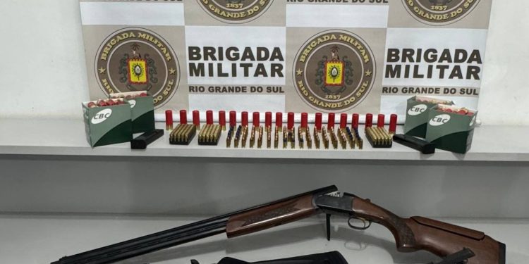 BM realiza prisão por ameaça e apreende armas de fogo e munições em Erechim