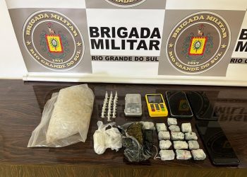 Dupla é presa por tráfico de entorpecentes em Jacutinga; cocaína e maconha estão entre os materiais apreendidos