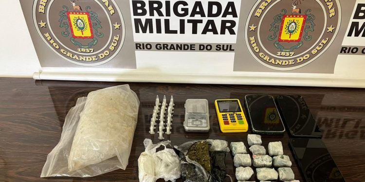 Dupla é presa por tráfico de entorpecentes em Jacutinga; cocaína e maconha estão entre os materiais apreendidos