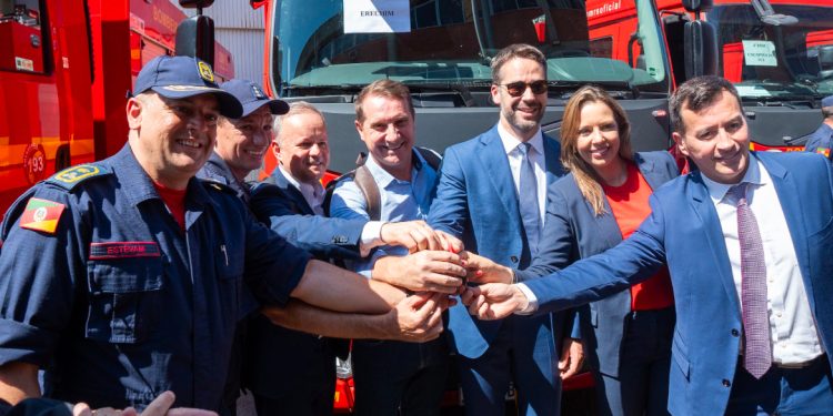 Prefeito Polis recebe do Governador viatura para os Bombeiros