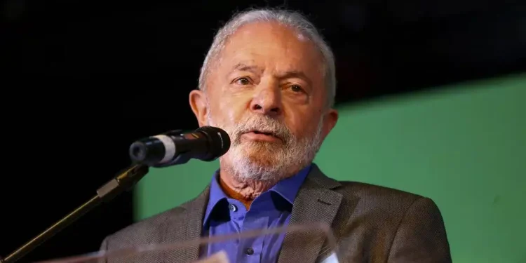 Lula tem dreno retirado e permanece lúcido, informa boletim