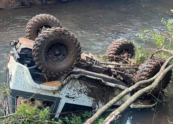 Troller despenca em rio na ERS-135; bombeiros resgatam três feridos
