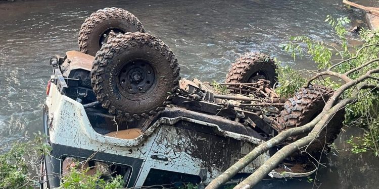 Troller despenca em rio na ERS-135; bombeiros resgatam três feridos