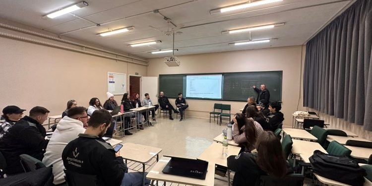 Cursos de graduação da URI elaboram proposta para uso de área verde para a Escola