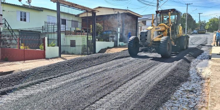 Recuperação de ruas com asfalto a quente segue intenso em Erechim