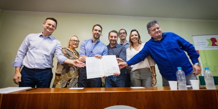 Eduardo Leite entrega novos equipamentos de hemodiálise para o Hospital Santa Terezinha, em Erechim