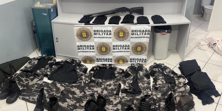 Força Tática da BM prende homem com fuzil, pistola e munições no bairro  São Cristóvão em Erechim
