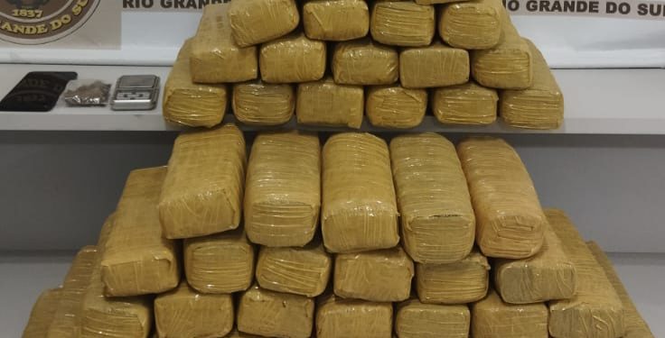 Força Tática Prende traficante em flagrante com 38 Kg de maconha no bairro Progresso