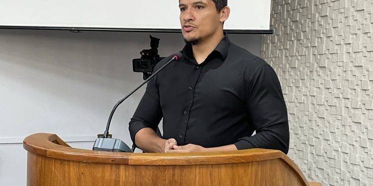 Vereador Tiago Pereira solicita asfaltamento e melhorias em diversas ruas do município