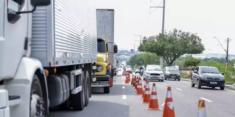 Aumento no valor do diesel deve impactar no frete rodoviário e no preço dos alimentos; entenda
