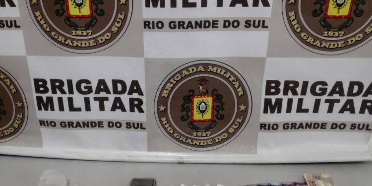 Homem é preso por trafico de drogas apos tentar fugir da polícia em Erechim