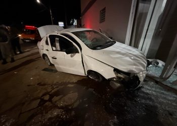 Condutor perde controle, atinge poste e bate contra parede na Rua Sergipe, em Erechim