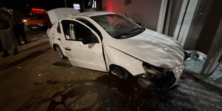 Condutor perde controle, atinge poste e bate contra parede na Rua Sergipe, em Erechim