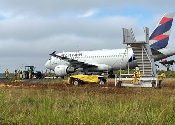 Avião da LATAM sai da pista em Chapecó e assusta passageiros