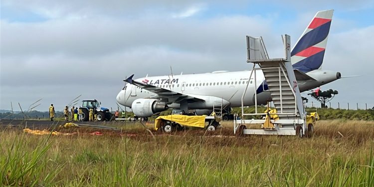 Avião da LATAM sai da pista em Chapecó e assusta passageiros