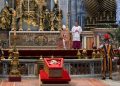 Manchete: Fiéis prestam última homenagem ao Papa Francisco na Basílica de São Pedro