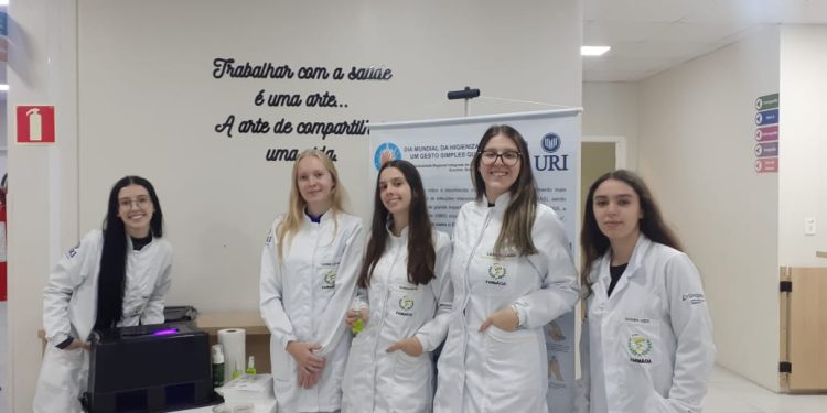 Hospital Santa Terezinha e acadêmicos da URI promovem Dia Mundial de Higienização das Mãos
