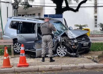 Motorista perde controle de veículo e se choca contra árvore no Centro de Erechim