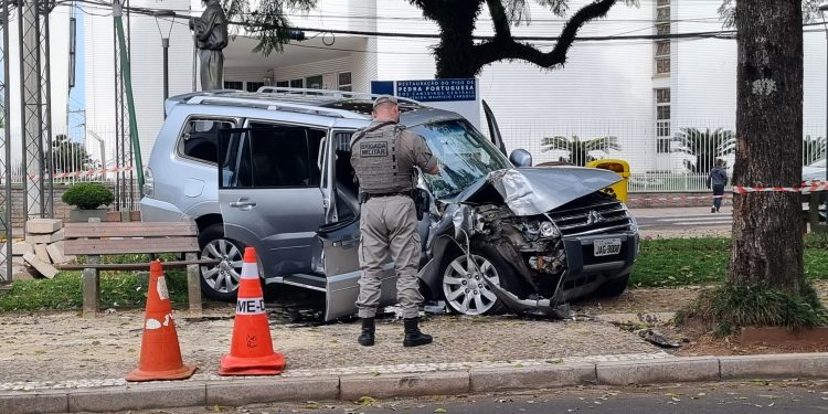 Motorista perde controle de veículo e se choca contra árvore no Centro de Erechim