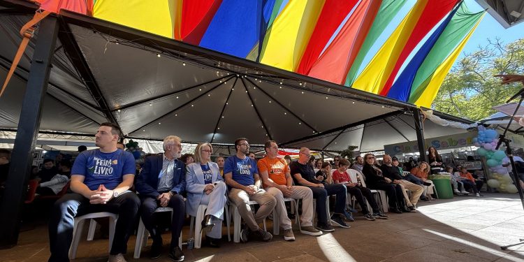 Praça Prefeito Jayme Lago vira ‘Praça do Livro’ e celebra legado cultural na 26ª Feira do Livro de Erechim: uma homenagem à história, à amizade e ao canto de Gildinho