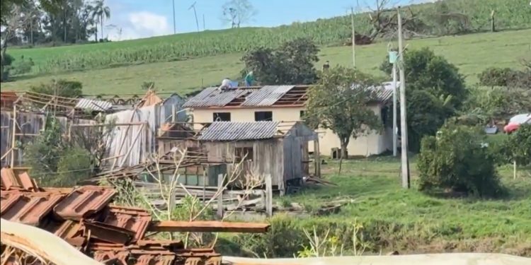 Prefeito Suzinei Schneider detalha estragos causados por tornado em Erval Grande