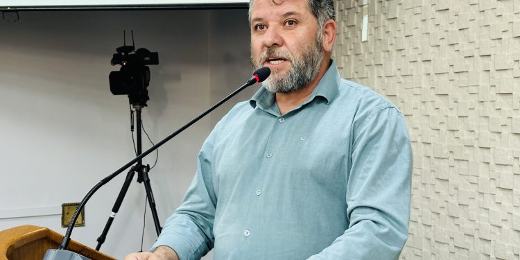 Vereador Romildo solicita dados sobre maus-tratos a animais e pedido pendente de lombada em Erechim