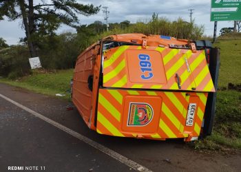 Ambulância da Força Voluntária capota após ter trajeto interrompido por carro na RS-135 em Erechim