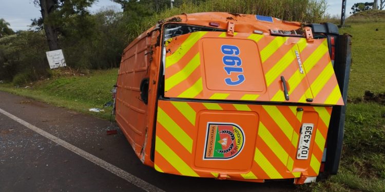 Ambulância da Força Voluntária capota após ter trajeto interrompido por carro na RS-135 em Erechim