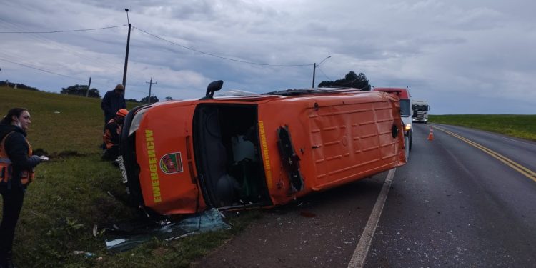 Dois socorristas da Força Voluntária recebem alta após acidente com ambulância na RS-135 em Erechim