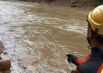 Homem morre ao tentar atravessar ponte alagada em Aratiba; corpo foi localizado dentro do veículo no Rio Dourado