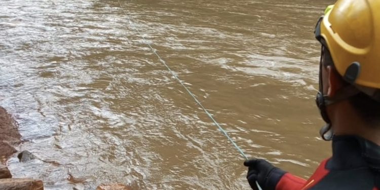 Homem morre ao tentar atravessar ponte alagada em Aratiba; corpo foi localizado dentro do veículo no Rio Dourado