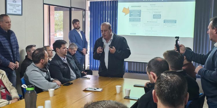 Ministro do TCU palestra para prefeitos da AMAU