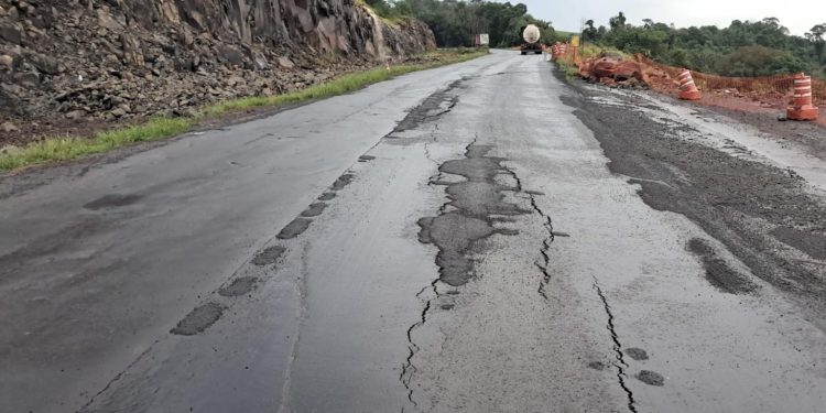 Rachaduras na BR-153 compromete parcialmente o trânsito entre Concórdia e Erechim