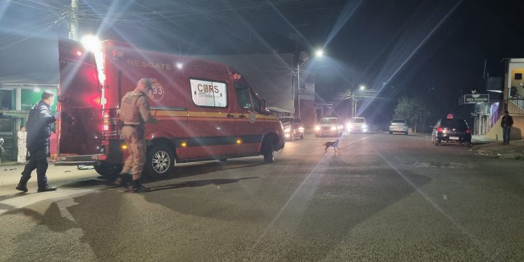 Colisão entre motos deixa mulher ferida próximo ao Colégio Dom Pedro em Erechim