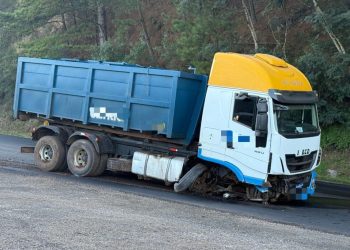 Pneu estoura e caminhão para no meio da ERS-135 entre Getúlio Vargas e Estação