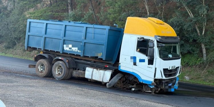 Pneu estoura e caminhão para no meio da ERS-135 entre Getúlio Vargas e Estação