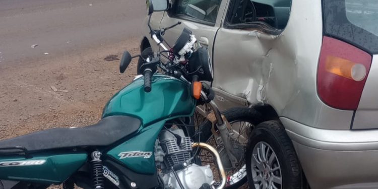 Colisão entre carro e moto deixa vítima ferida na Avenida José Oscar Salazar, em Erechim