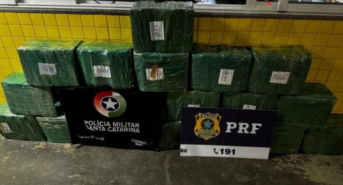 Carro de Erechim é apreendido com 330 quilos de maconha na BR-153 em Água Doce