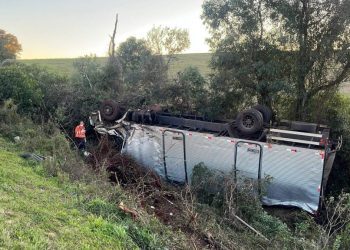 Motorista de Barão de Cotegipe morre após caminhão capotar e cair em ribanceira na RS-135
