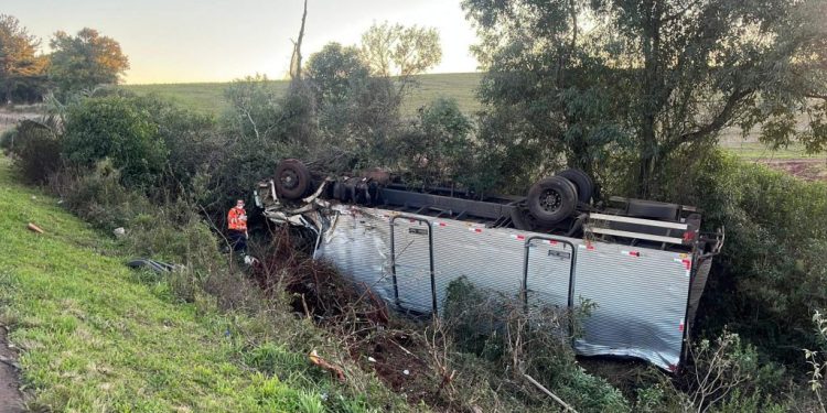 Motorista de Barão de Cotegipe morre após caminhão capotar e cair em ribanceira na RS-135