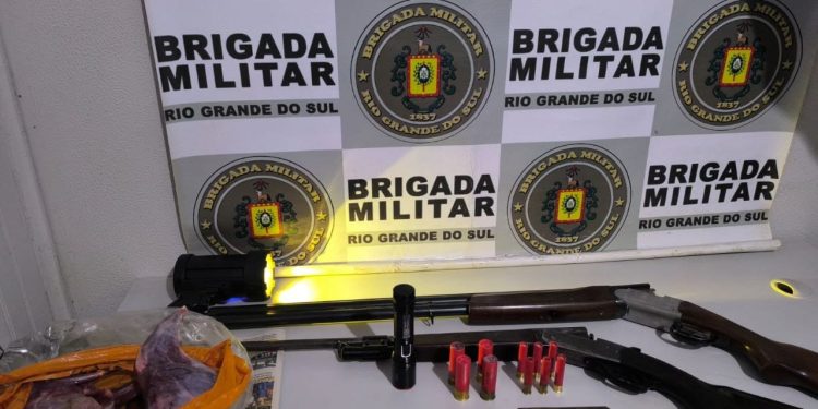 Brigada Militar prende dupla por posse irregular de arma e caça ilegal em Trindade do Sul