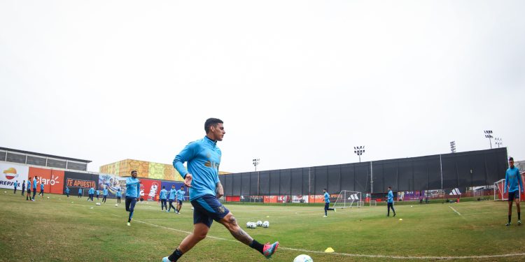 Grêmio treina em Lima na véspera do confronto com o Alianza