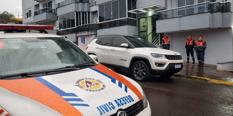 CBMRS e Defesa Civil interditam prédios e hotel após vazamento em posto de combustíveis em Erechim