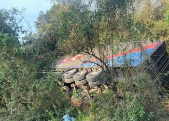 Carreta tomba às margens da ERS-135 entre Estação e Getúlio Vargas