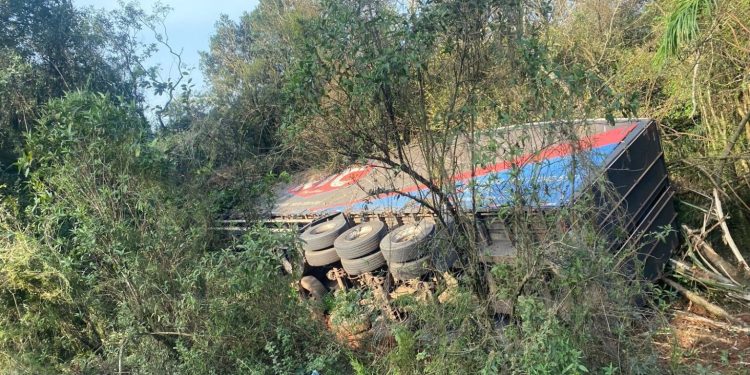 Carreta tomba às margens da ERS-135 entre Estação e Getúlio Vargas