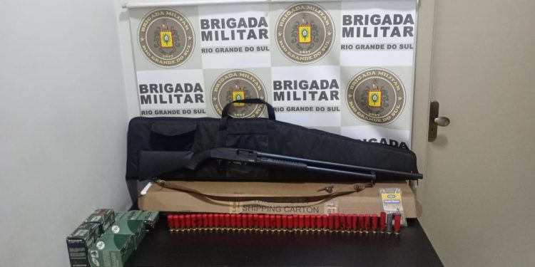 Brigada Militar através do 3ºRPMon prende homem por violência doméstica de posse de arma de fogo em Sertão