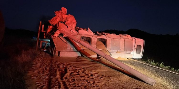 Grave acidente entre dois caminhões deixa pista completamente bloqueada entre Vila Maria e Casca