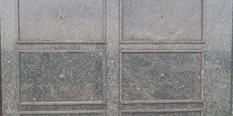 Vândalos depredam túmulos e furtam peças em cemitério de Capo-Erê