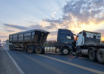 Carretas colidem em trecho urbano da BR-153 em Erechim